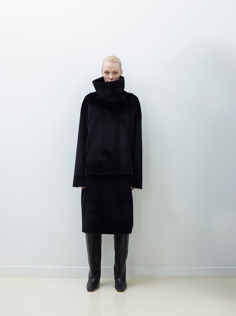 Back-Zip Detailed Faux-Fur Pencil Skirt