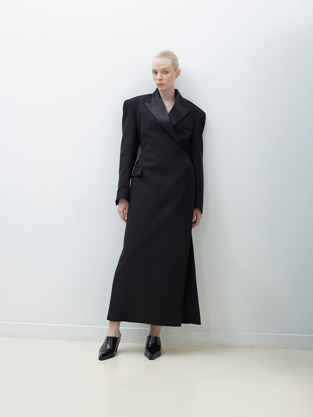 Wool coat with a side slit