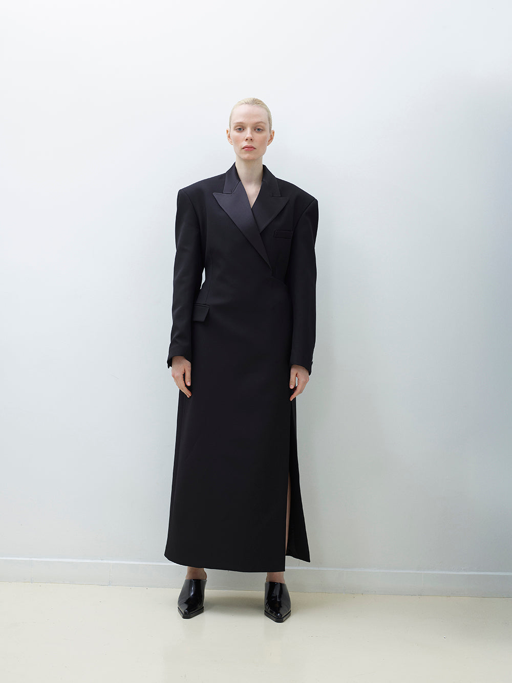 Wool coat with a side slit